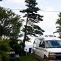 <p align=left>Jeudi soir: coucher au camping Griffon de L'Anse-au-Griffon. Nous devions coucher à Rivière-au-Renard, au camping des Appalaches que je croyais près de la poissonnerie, mais non, au moins quatre kilomètres dans les terres et comme il y avait des entraves et travaux routiers en plein centre-ville, on a préféré s'éloigner.34$ pour les emplacements avec vue sur la mer.Trois services.  Wi-fi gratuit et excellente connexion. Le lendemain matin, on fait la vidange de nos réservoirs. Ce Roadtrek 2004 demande une pompe pour faire la vidange. Nous viderons alors nos batteries auxiliaires et on comprendra alors que notre moteur ne les charge plus en roulant.